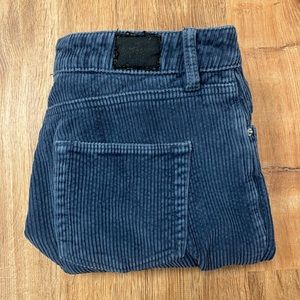 UO BDG Blue Mom High Rise Corduroy Pant
Size 27
🖤🖤